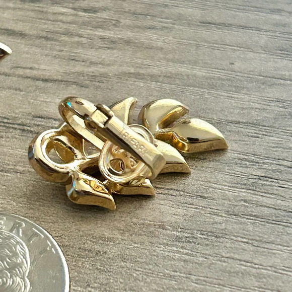 Vintage Crown Trifari Gold Leaf Clip On Earrings - Picture 4 of 5